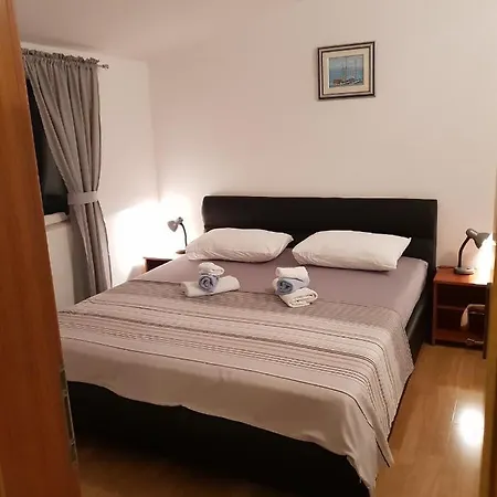 Mali Lovre * Poljica (Trogir)