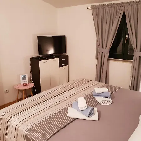 Mali Lovre Poljica (Trogir)