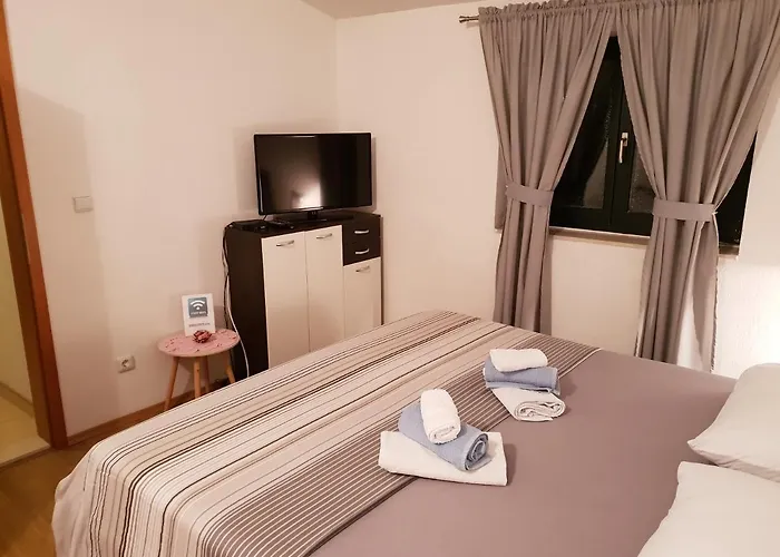 Mali Lovre Poljica (Trogir)