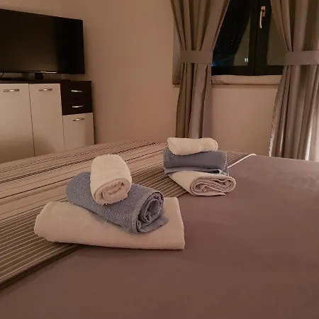 Mali Lovre Apartamento *
