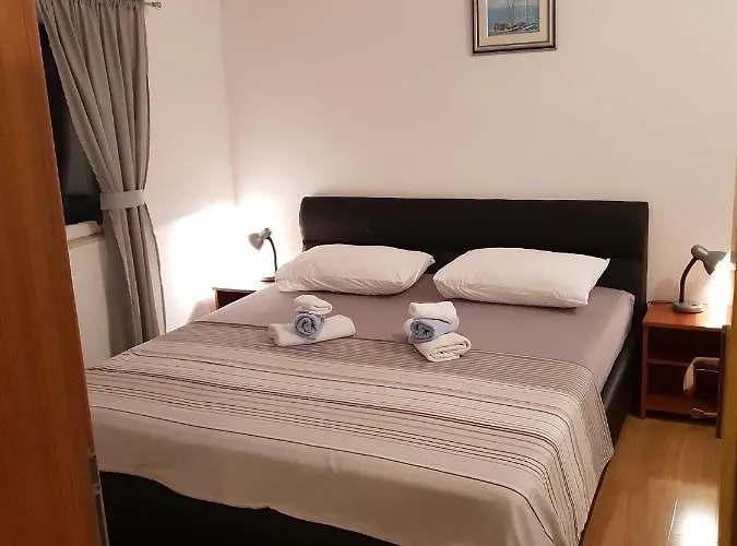 Mali Lovre * Poljica (Trogir)